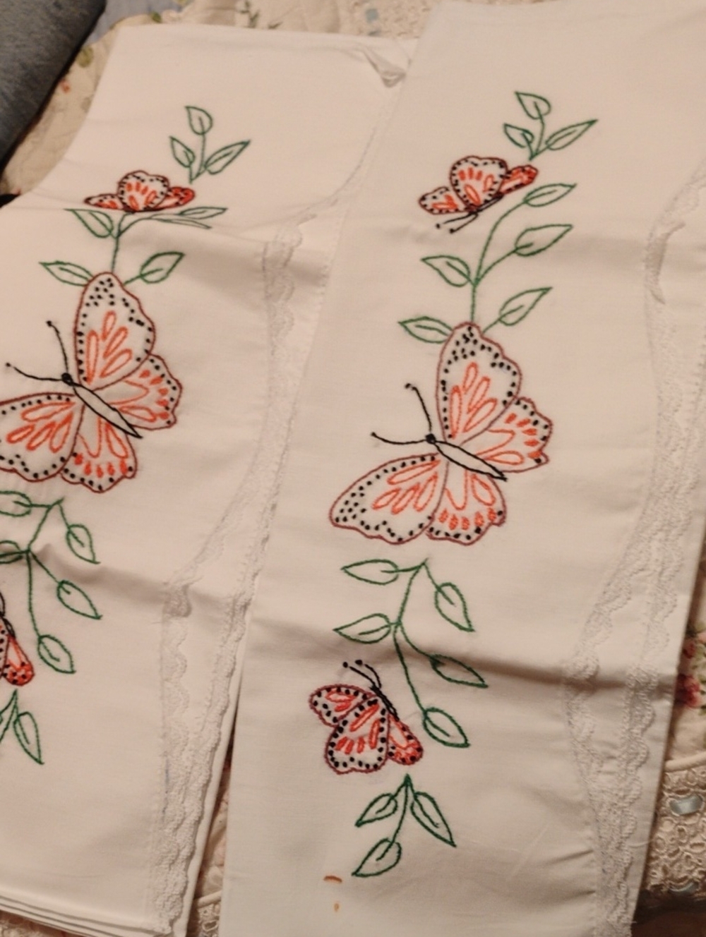 🦋 PAIR Embroidered BUTTERFLIES STANDARD PILLOWCASE VINTAGE DEADSTOCK